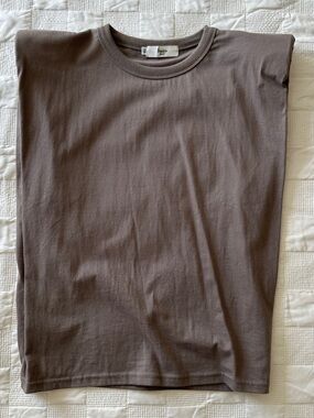 Frankie Shop - Classic Crewneck T-Shirt Shoulder Pads in Taupe